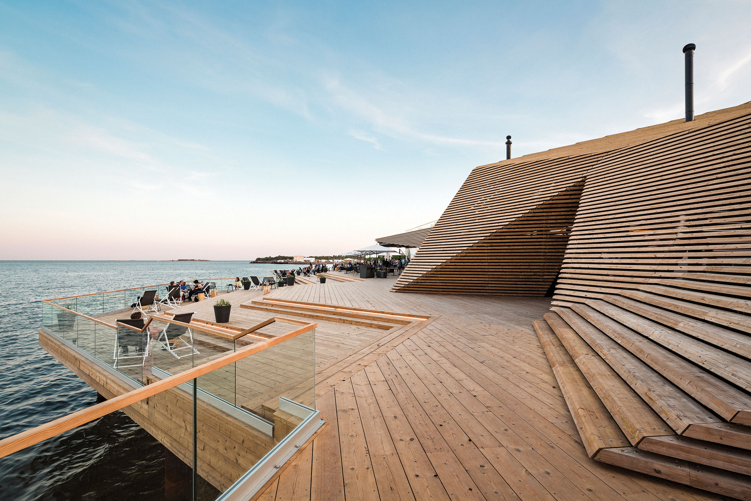 Ein architektonisch beeindruckendes Saunagebäude an der Ostsee in Helsinki.