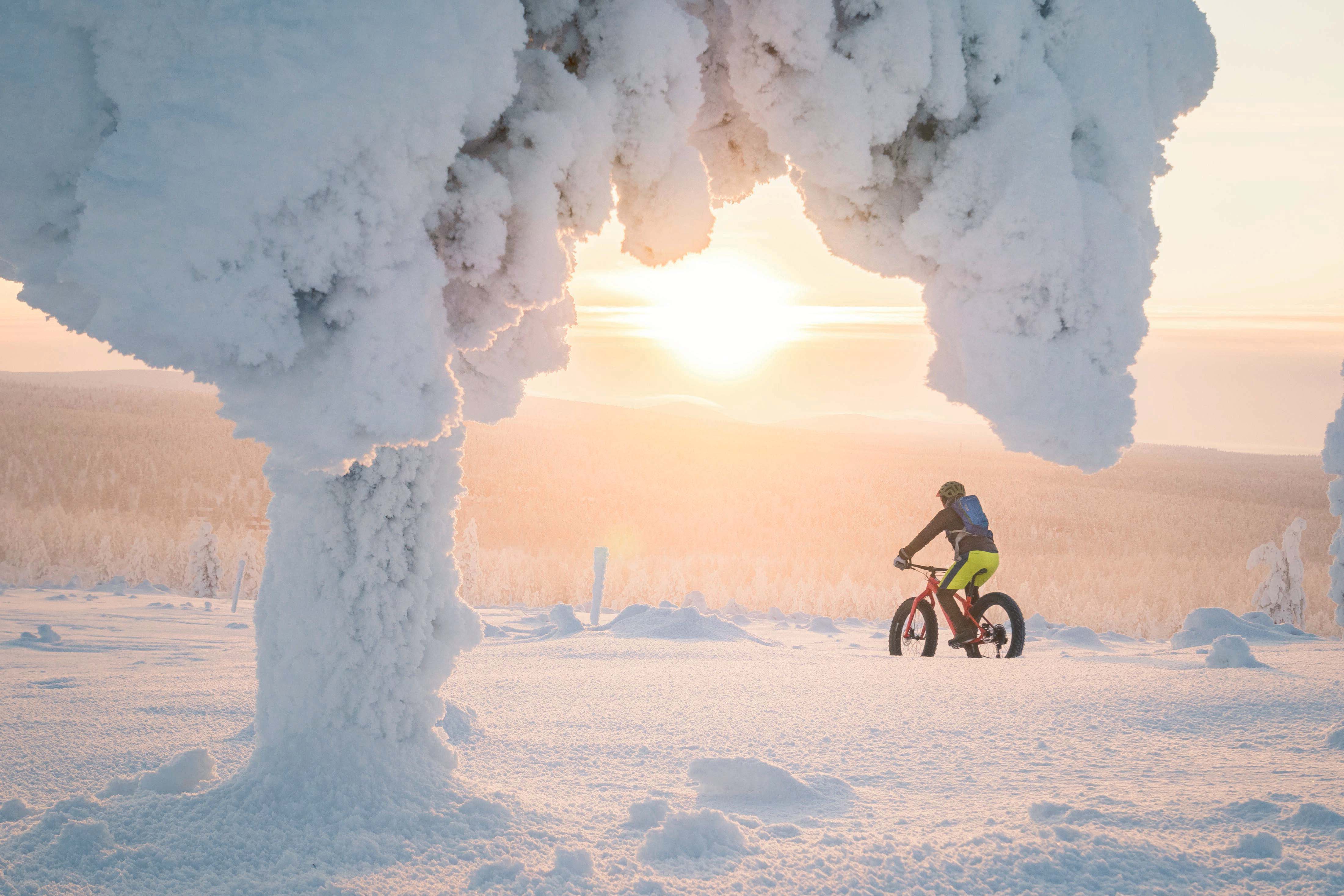 Mountainbiken in der schneebedeckten Landschaft Lapplands.