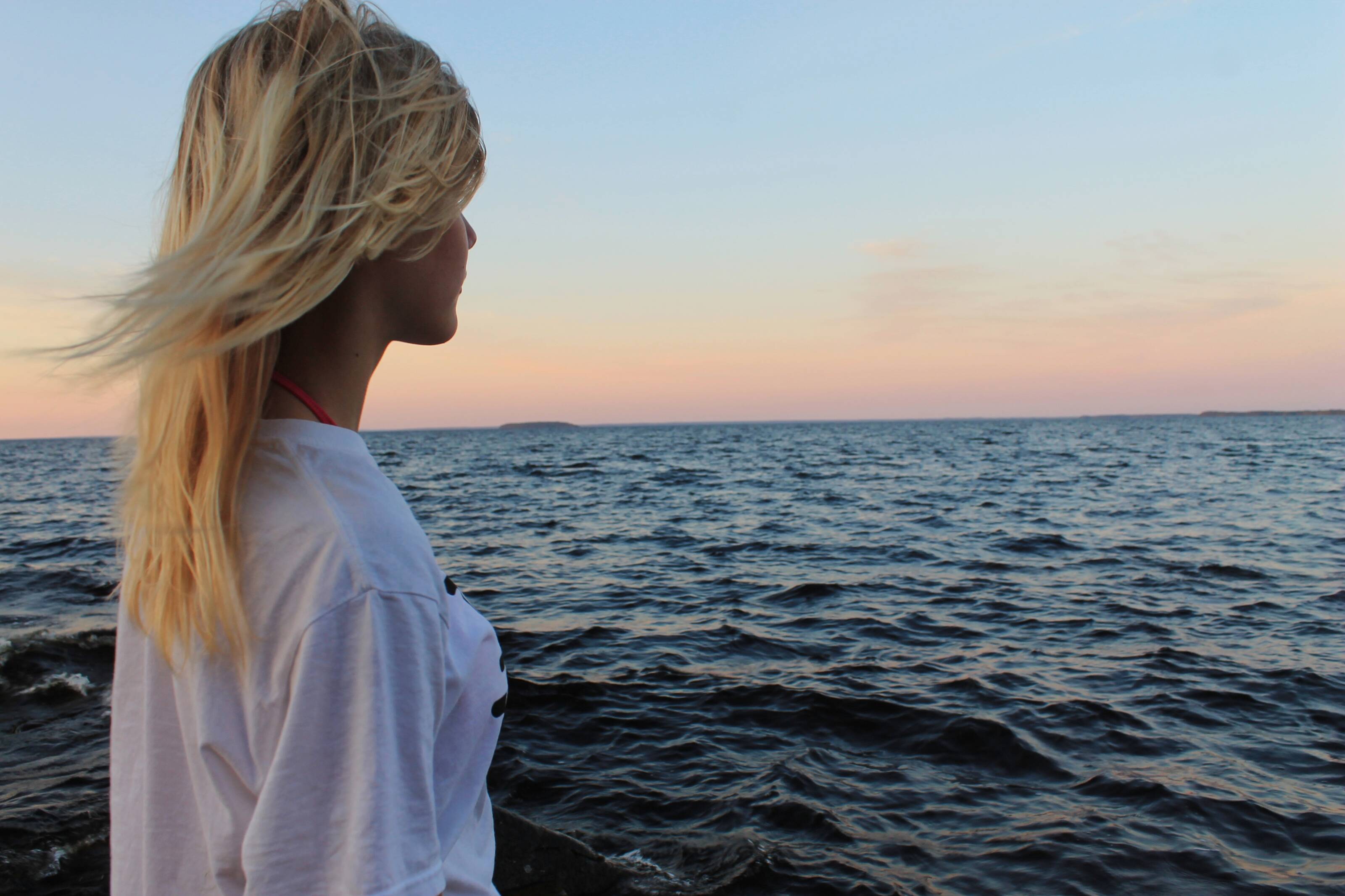 Eine Frau blickt auf den See Oulujärvi in Finnland. - Pihla Peurasaari