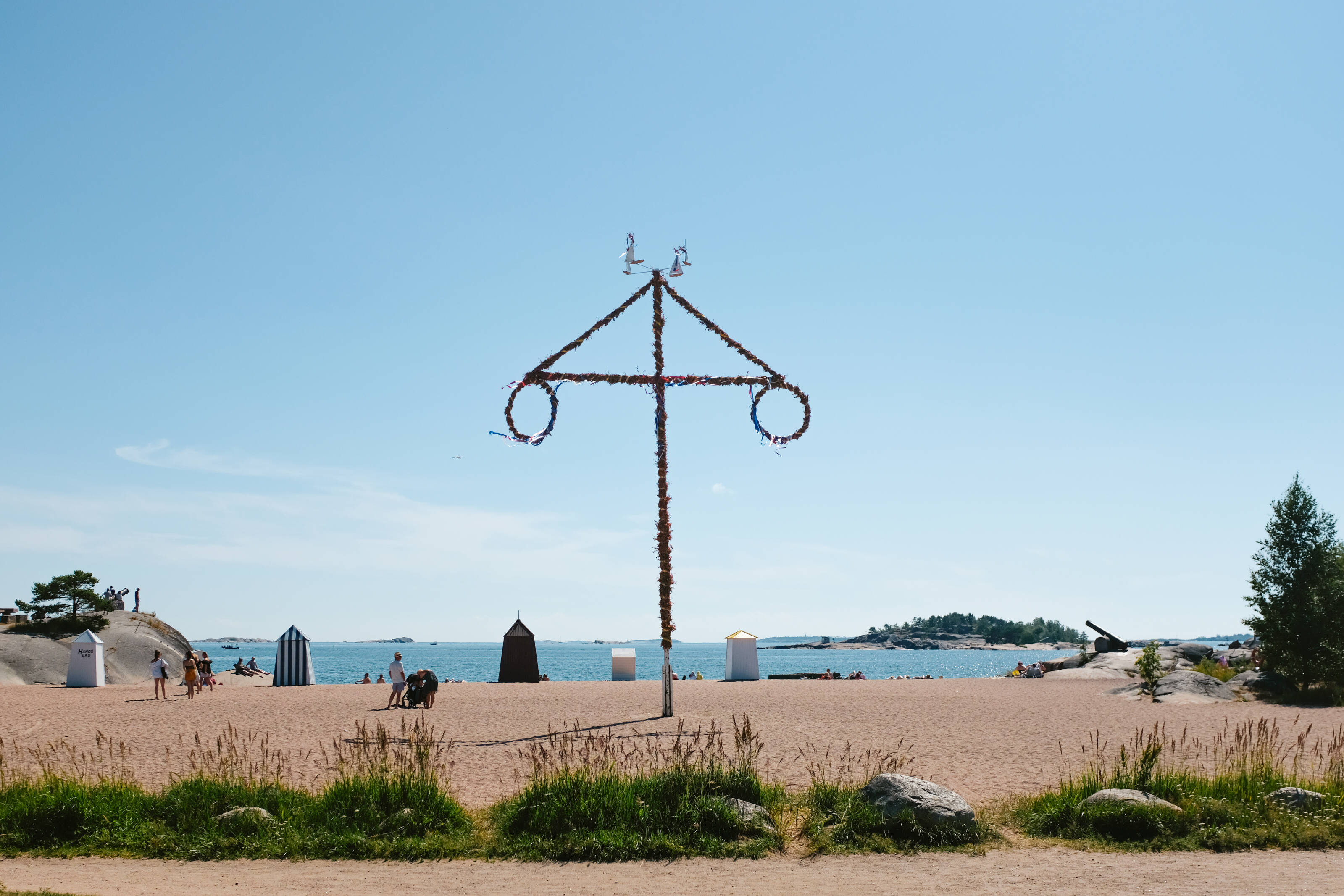 en leende kvinna står på stranden vid Östersjön i Finland