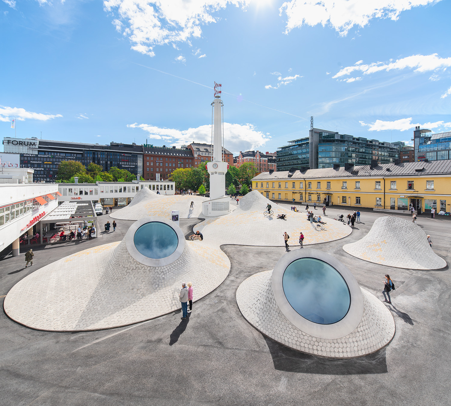 Terrasse in der Stadt, auf der Personen Skateboard und Fahrrad fahren