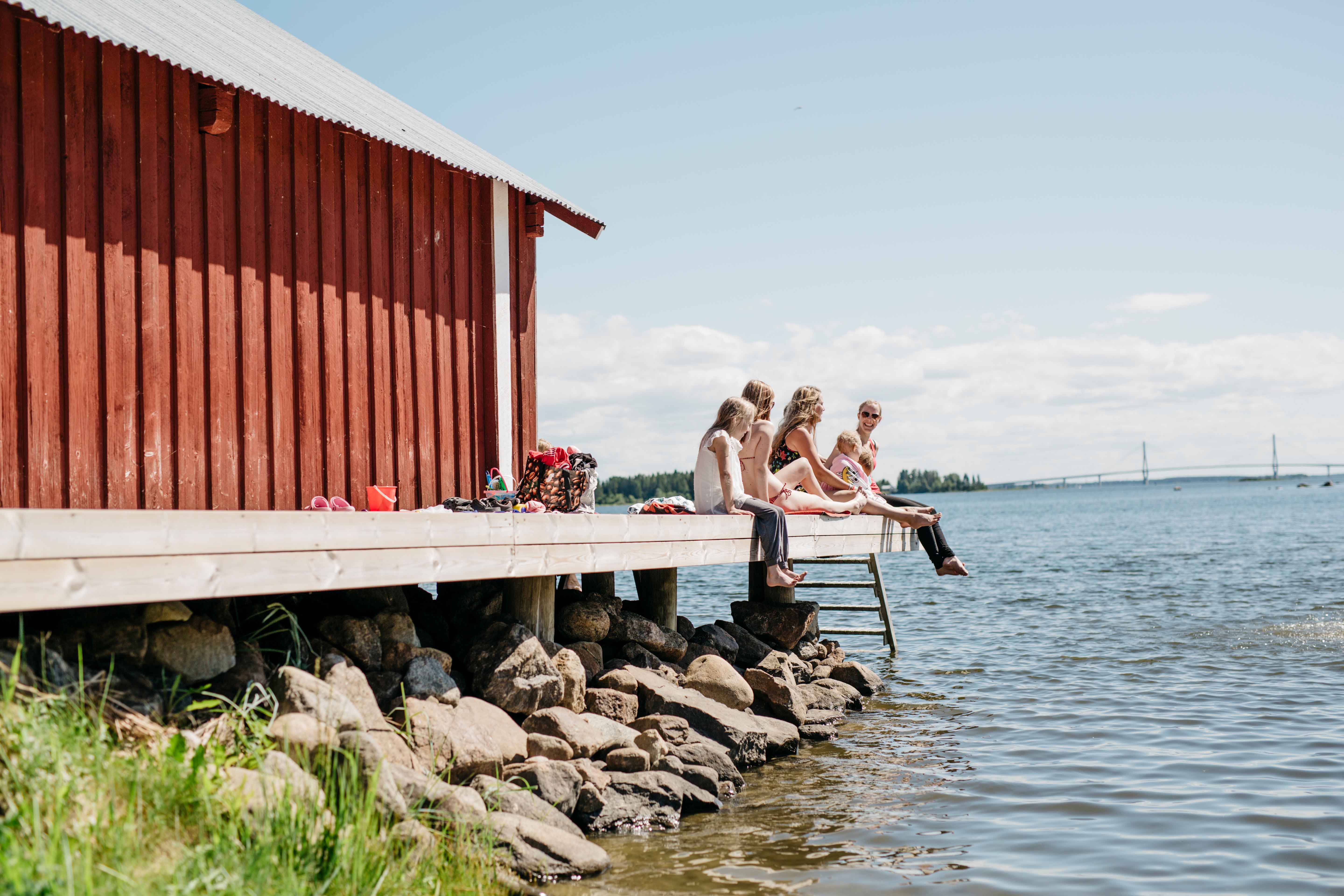 Une famille s’amuse sur une jetée dans l’archipel Finlandais