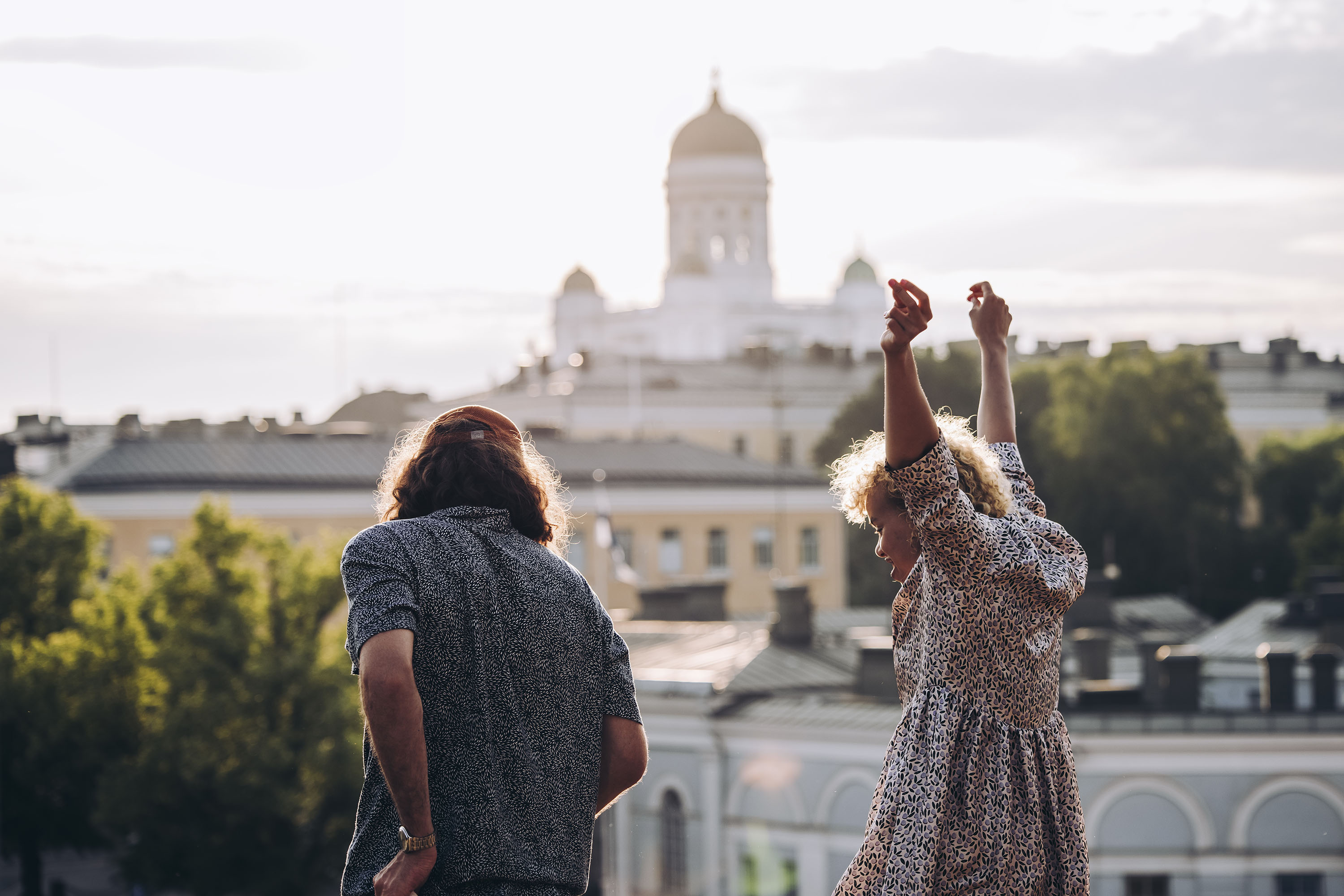 Blick auf den Dom von Helsinki an einem sonnigen Tag. - Julia Kivelä