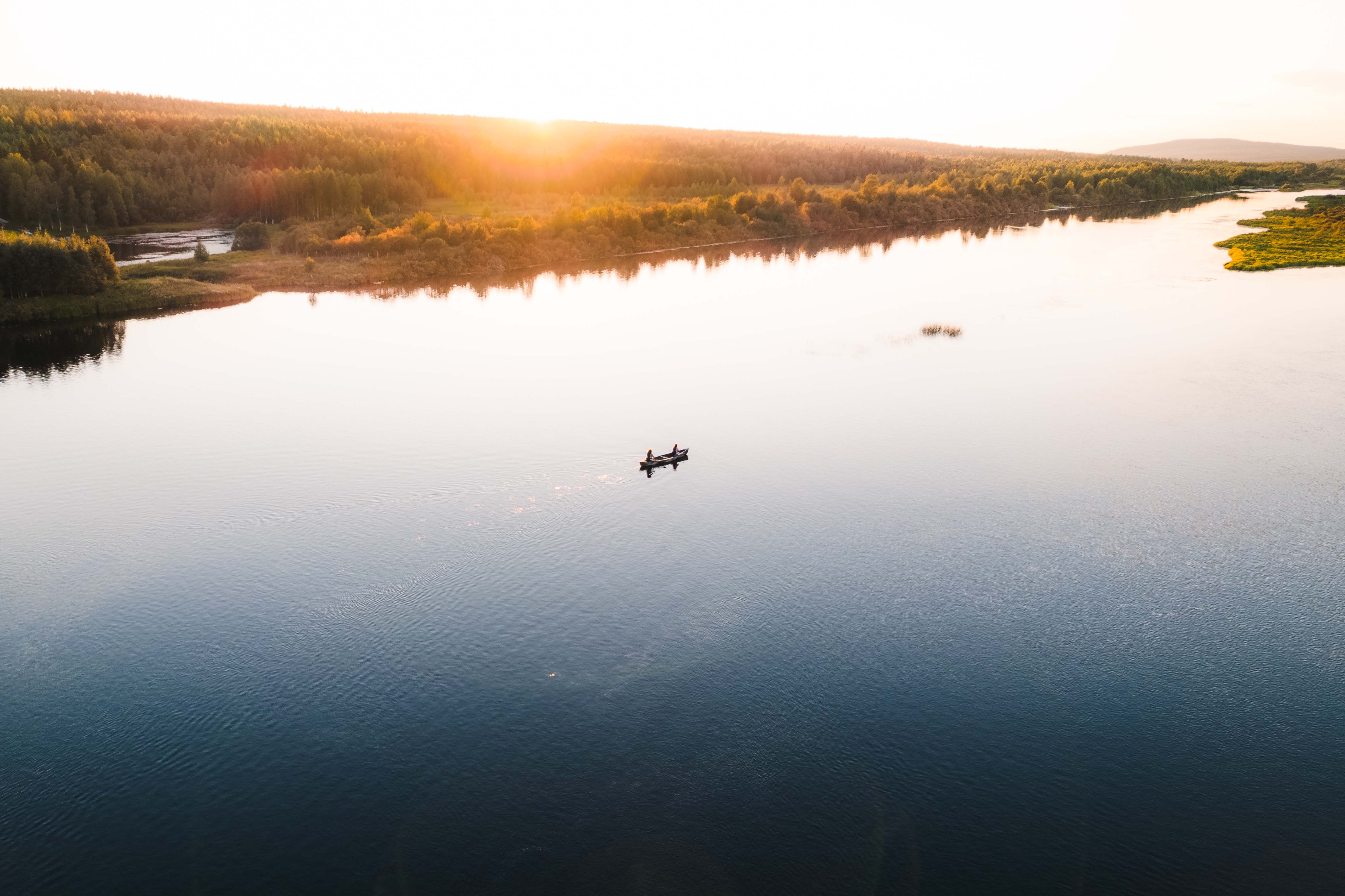 En canoa bajo el sol de medianoche.