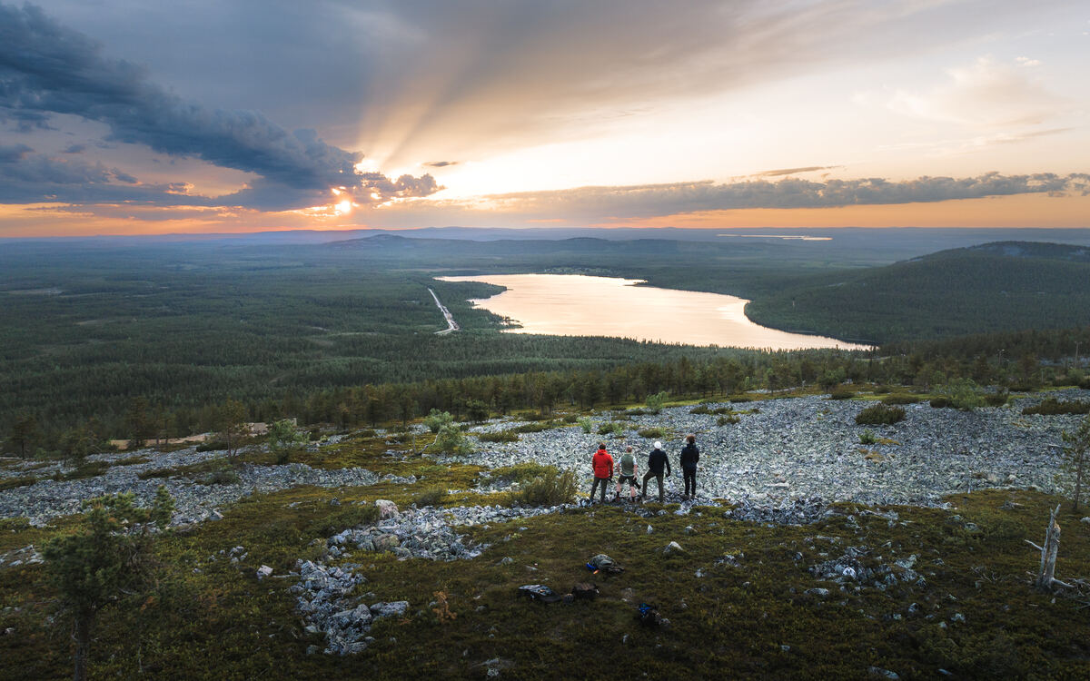 Eine Gruppe von Wanderern wandert durch die zerklüftete Landschaft des Nationalparks Pyhä-Luosto, Finnland. - Pyhä-Luosto