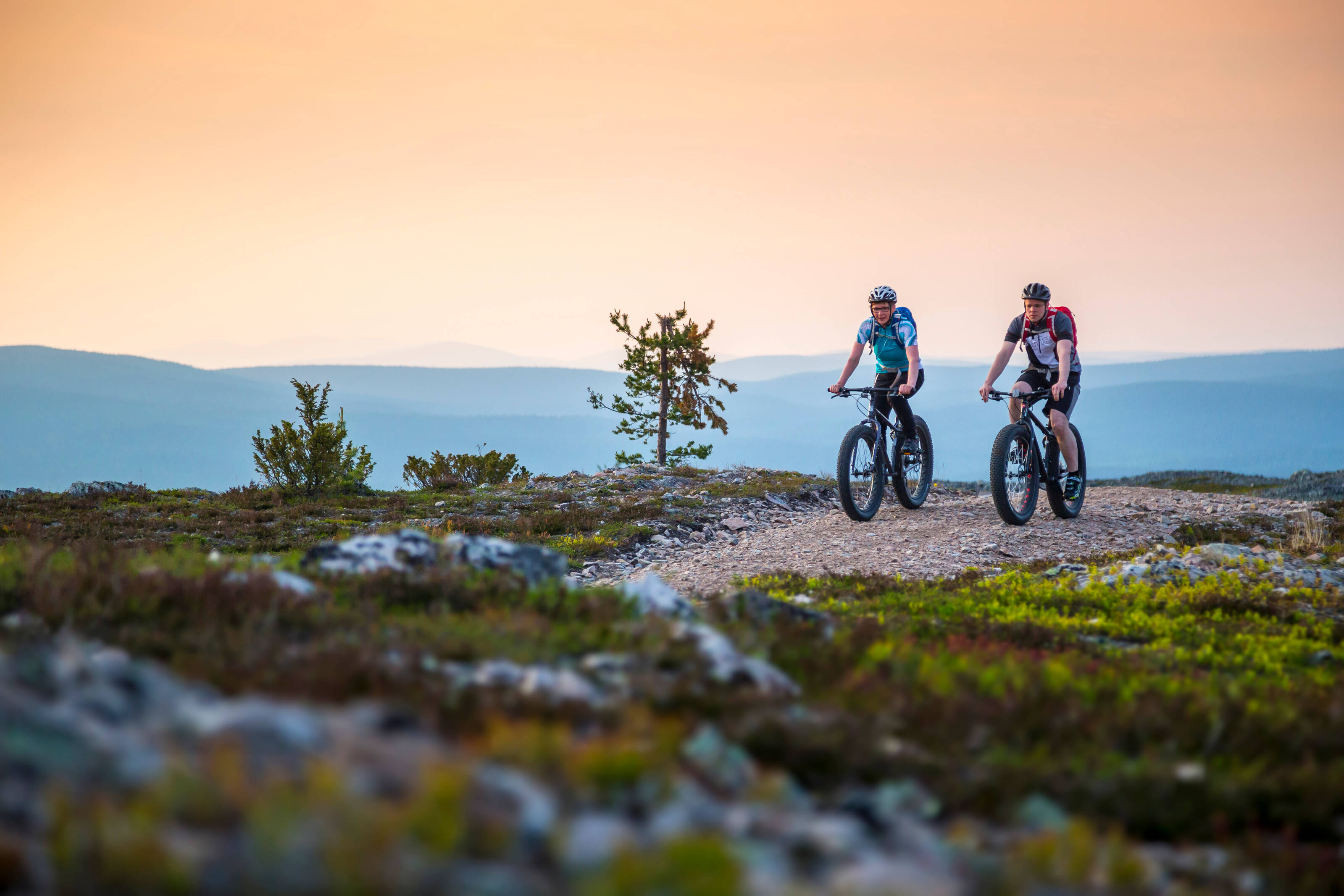 Wanderer in Ylläs Lappland im Sommer.