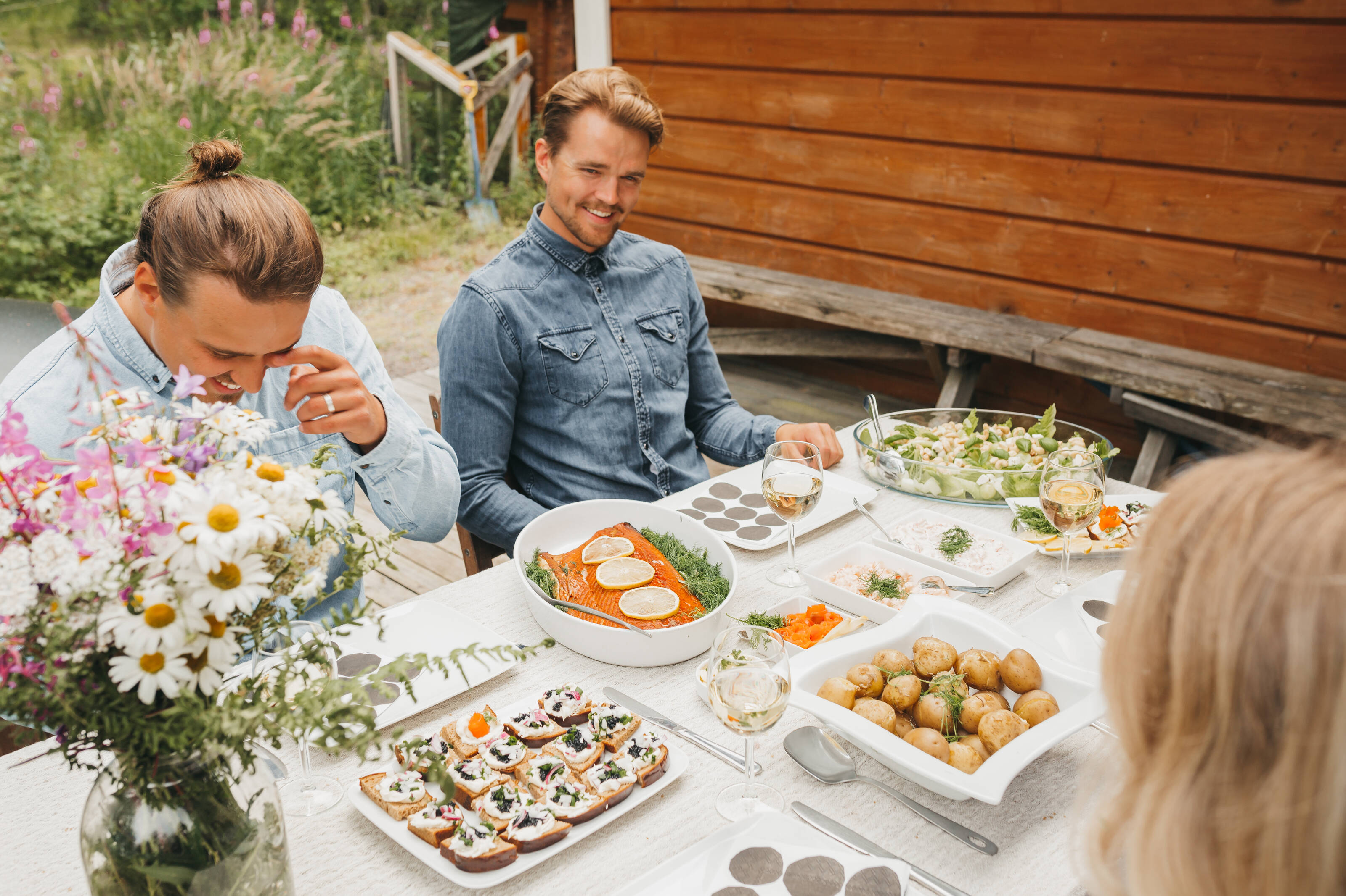 Una cesta llena de vegetales frescos finlandeses