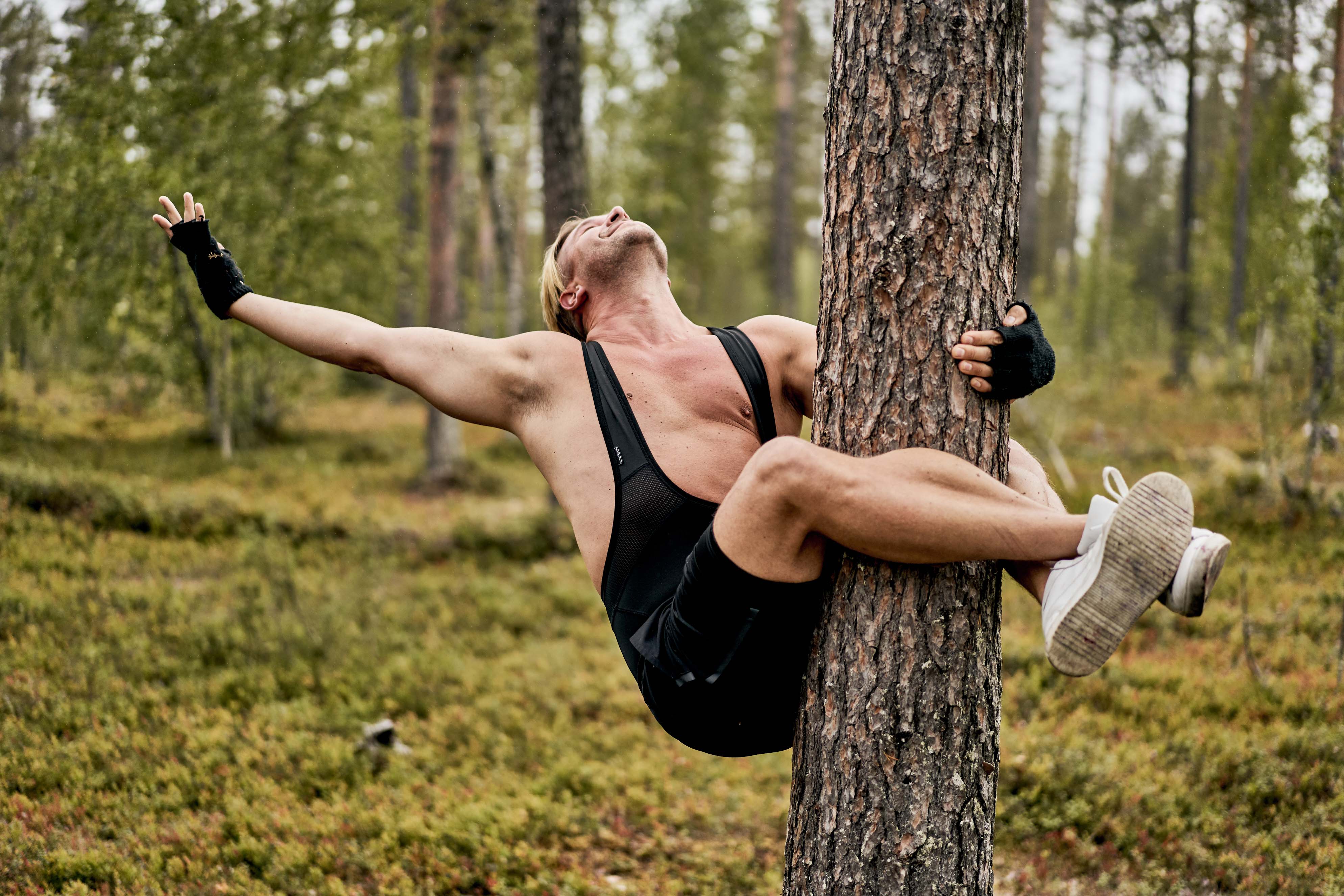 Un homme étreint un arbre en Finlande