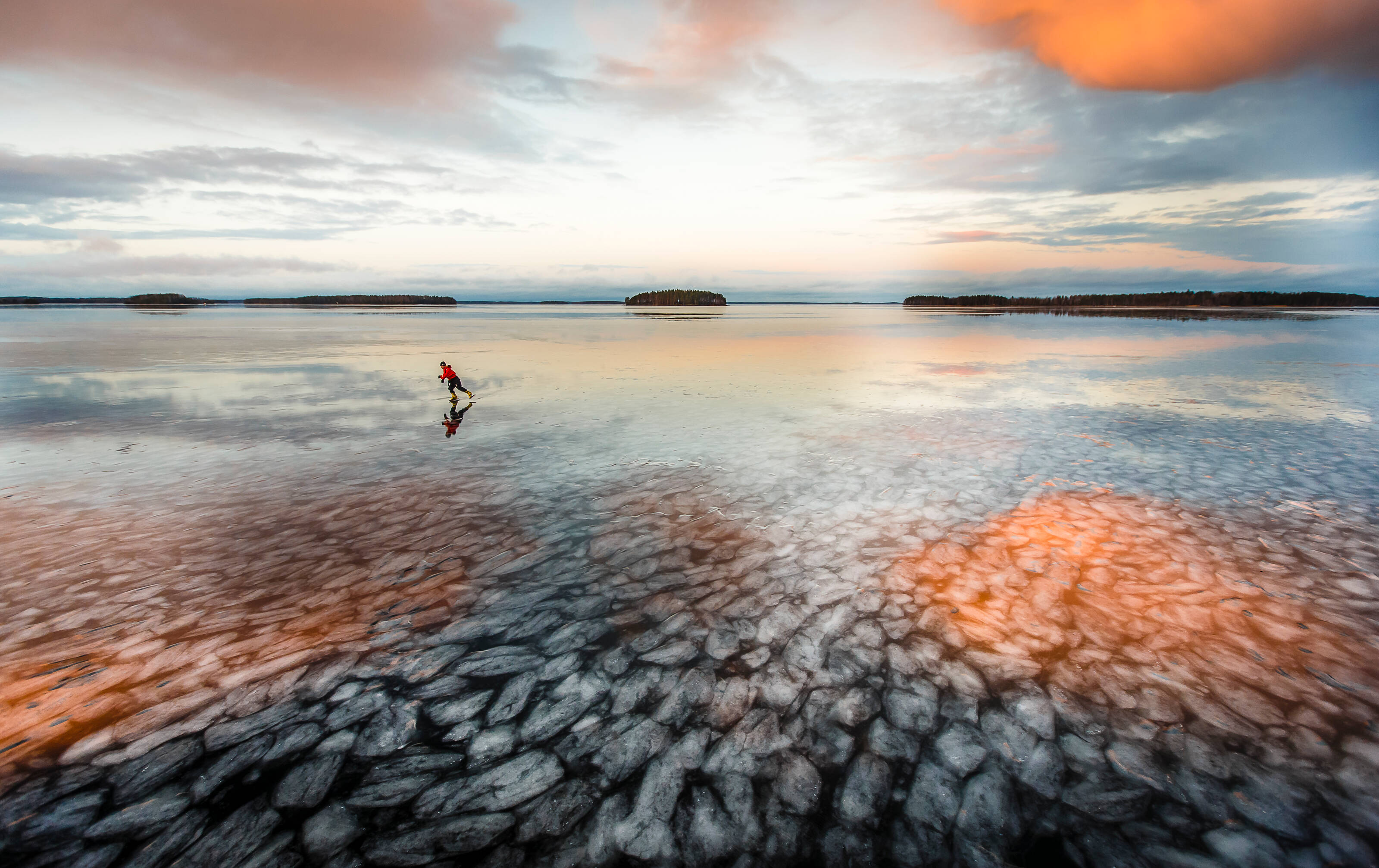 Persona patinando sobre hielo en un lago helado en Saimaa (Finlandia).