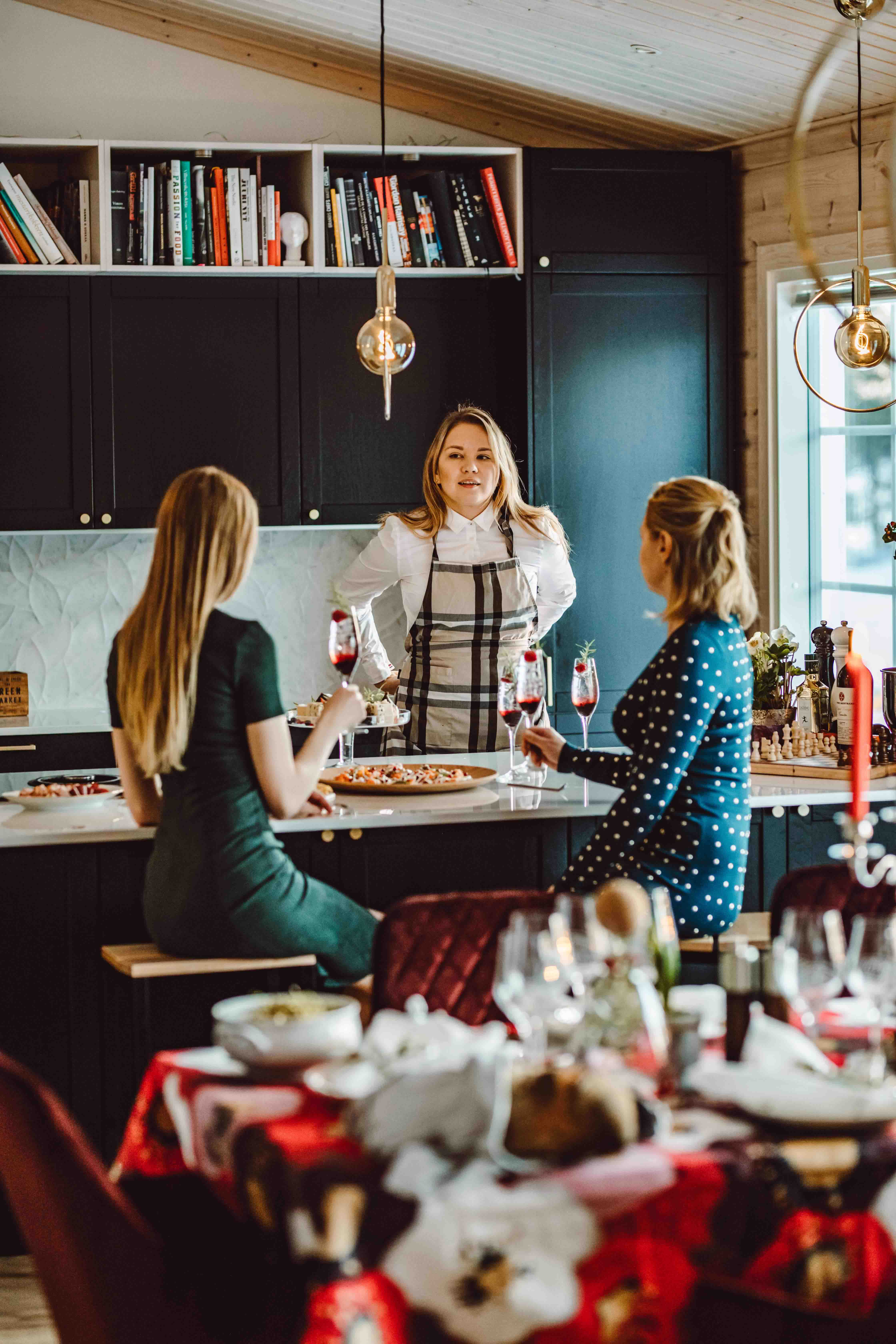 三位女士在休闲餐厅的餐桌上品酒