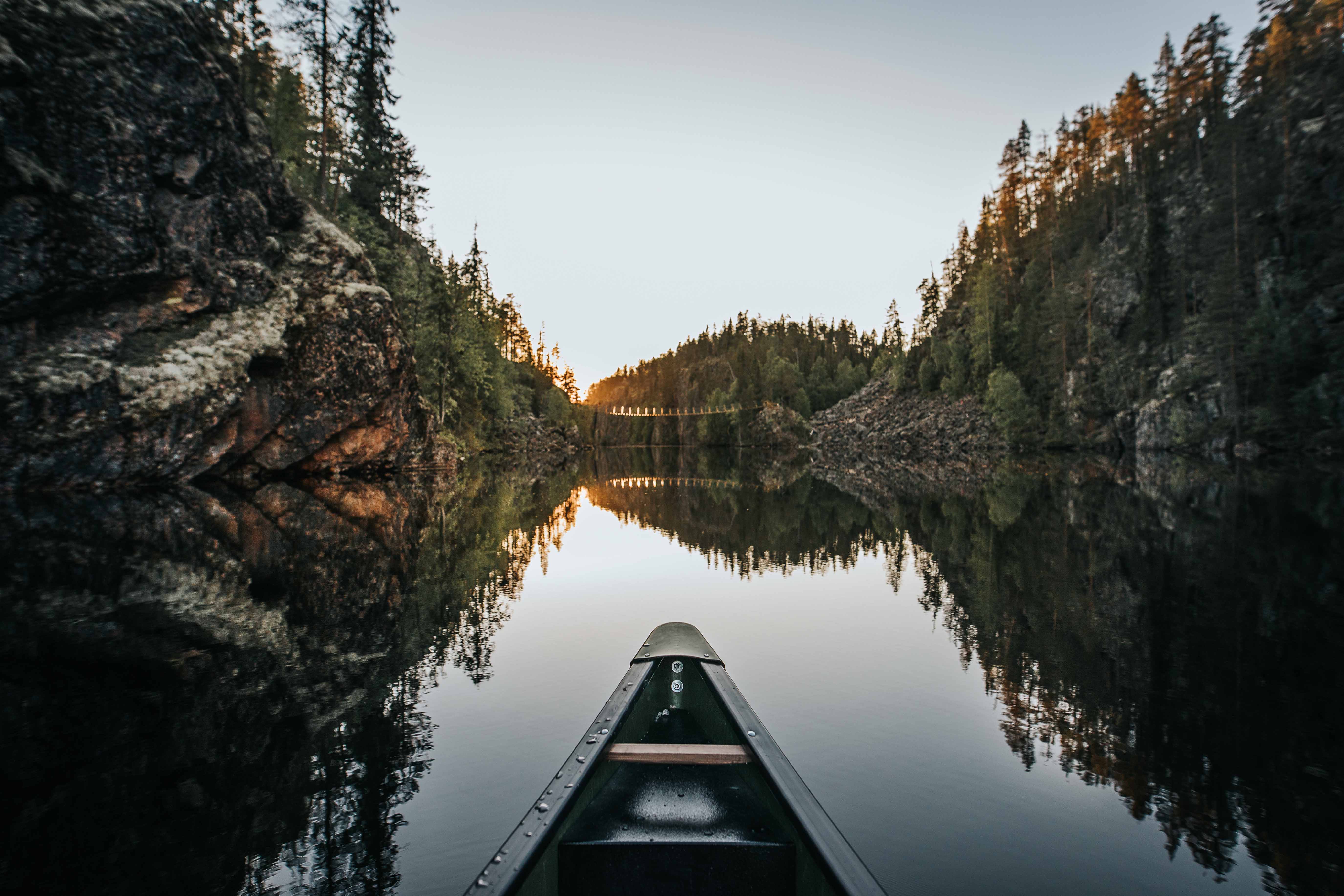 Kayak en un estrecho lago en un cañón.