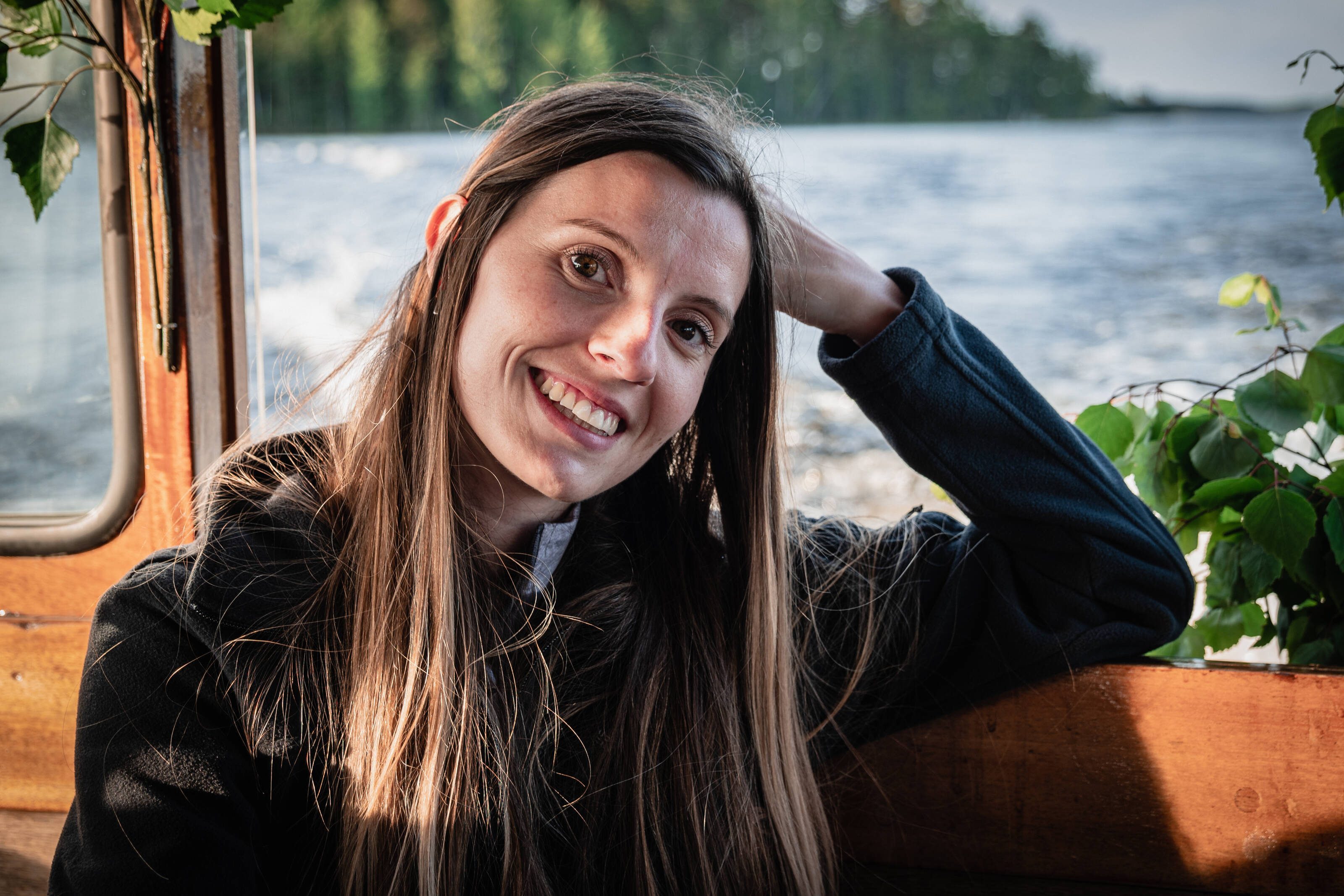 Eine Frau auf einem Boot in Finnland.