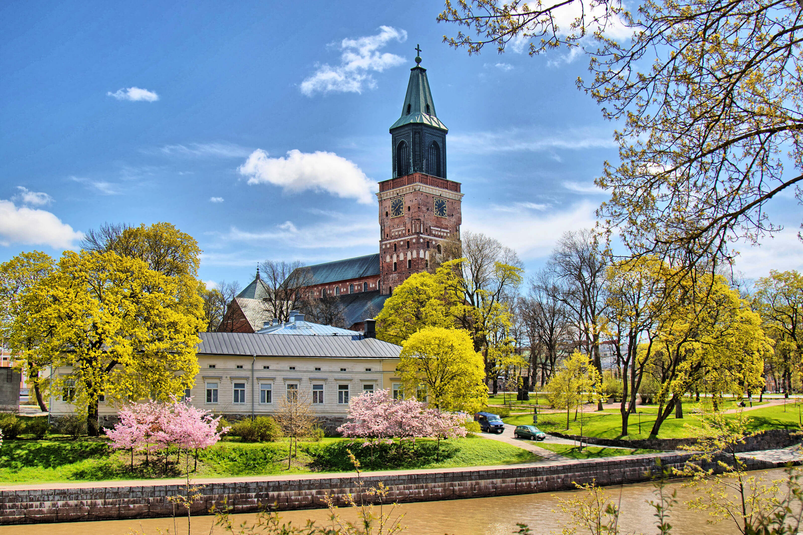 Der Dom von Turku entlang des Flusses Aurajoki. - Timo Oksanen