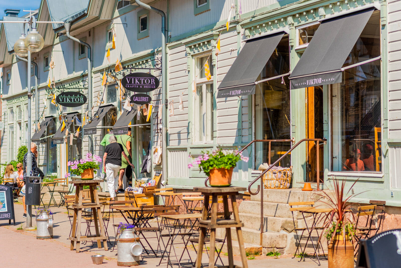 Sommerterrasse des Café Viktor auf den Åland-Inseln.