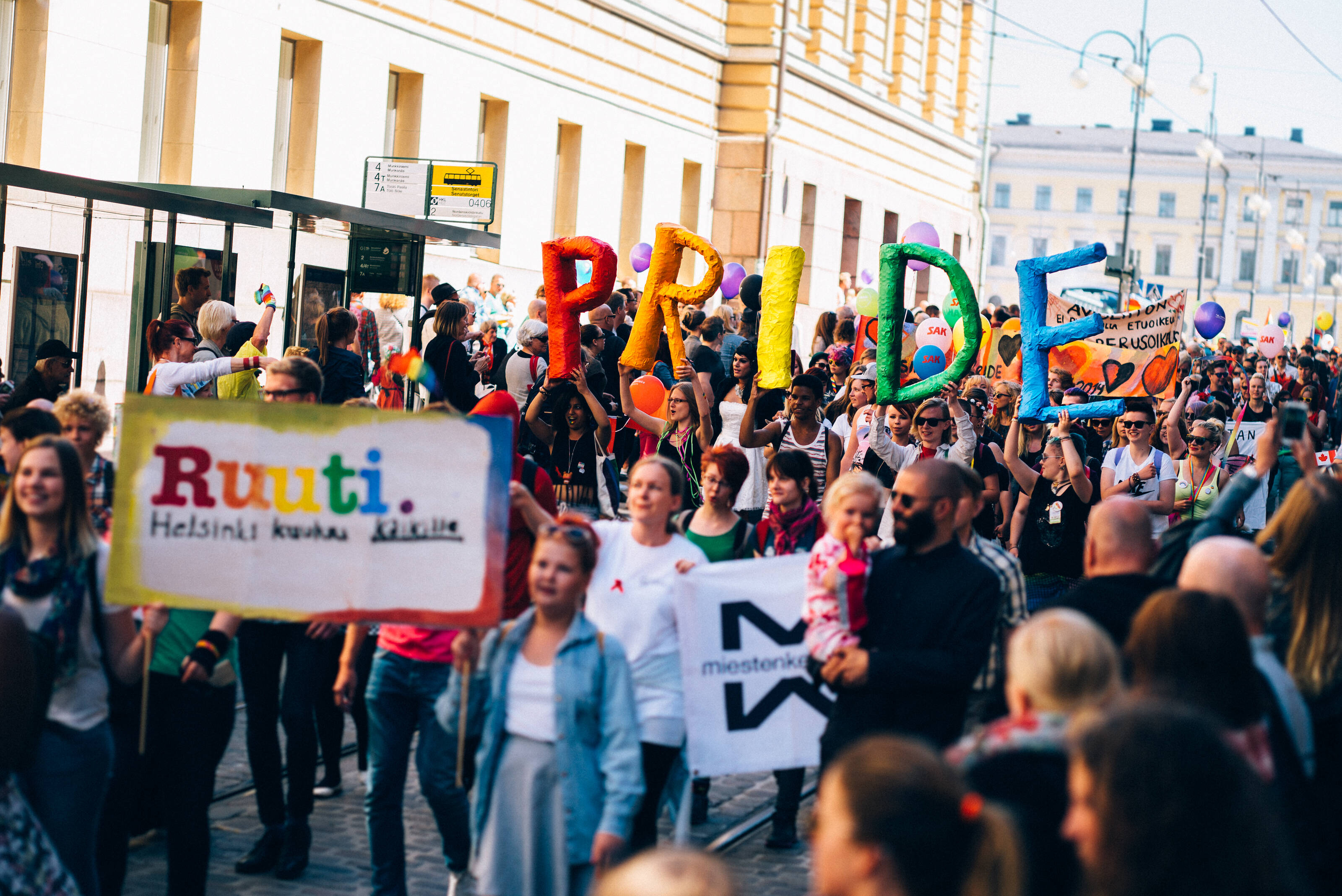 在芬兰赫尔辛基举行的 LGBTQIA+ 活动中庆祝的人们