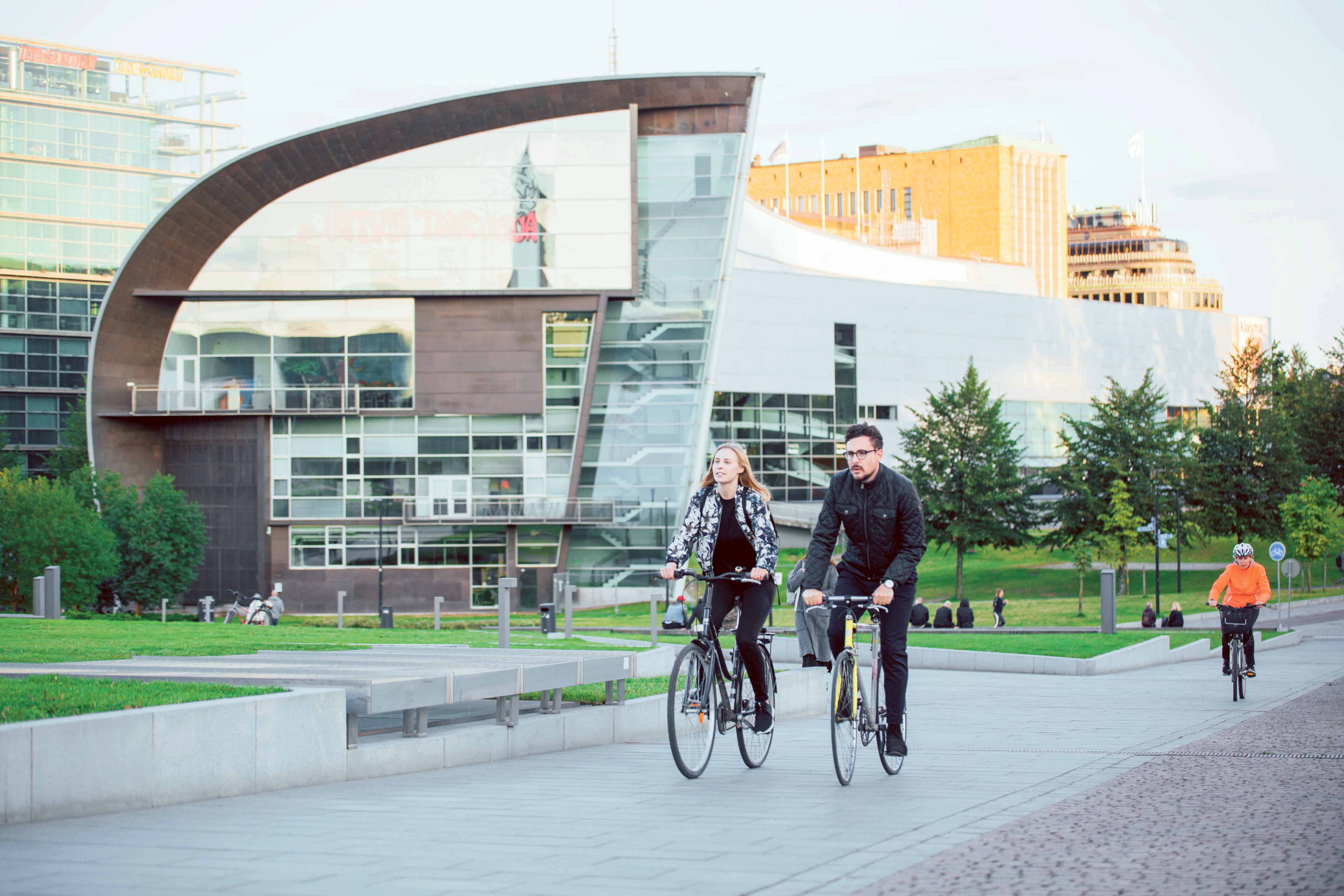 Två personer cyklar runt i stadens omgivningar.