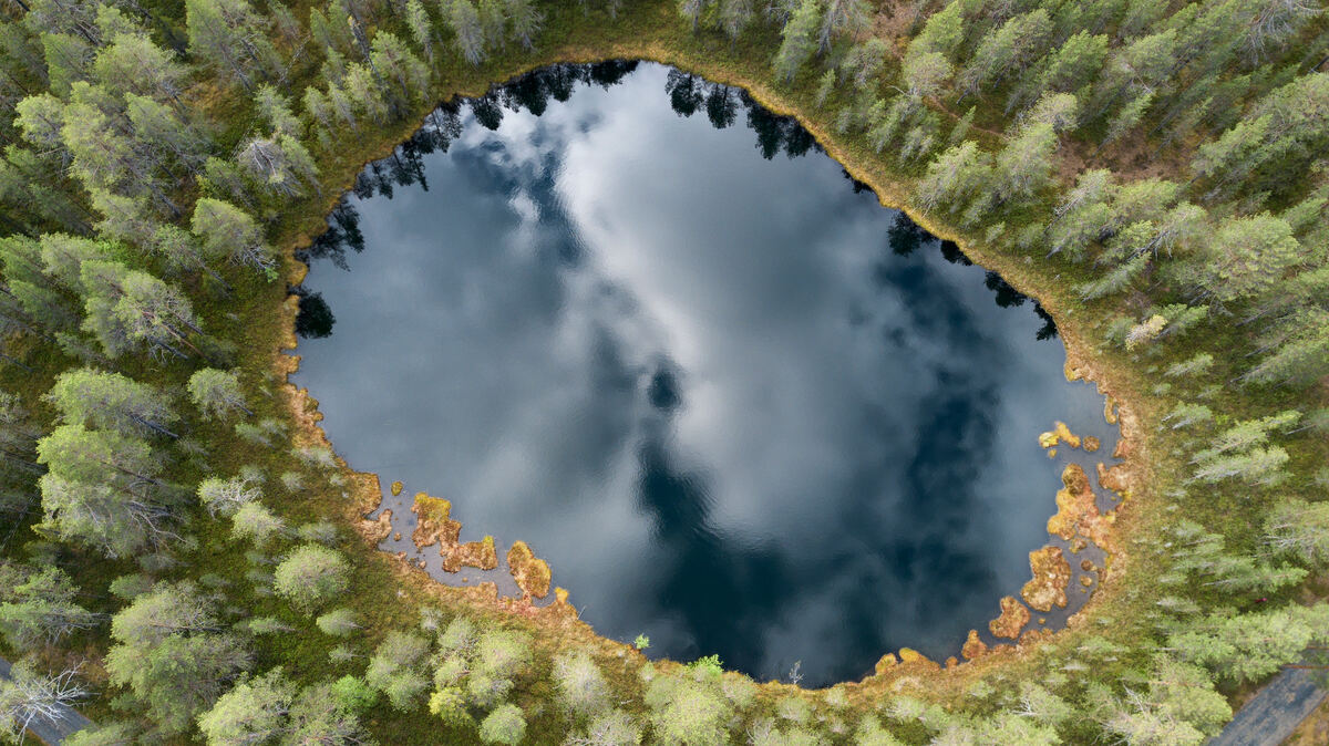 Vista aerea di uno stagno tranquillo a Posio. - Harri Tarvainen