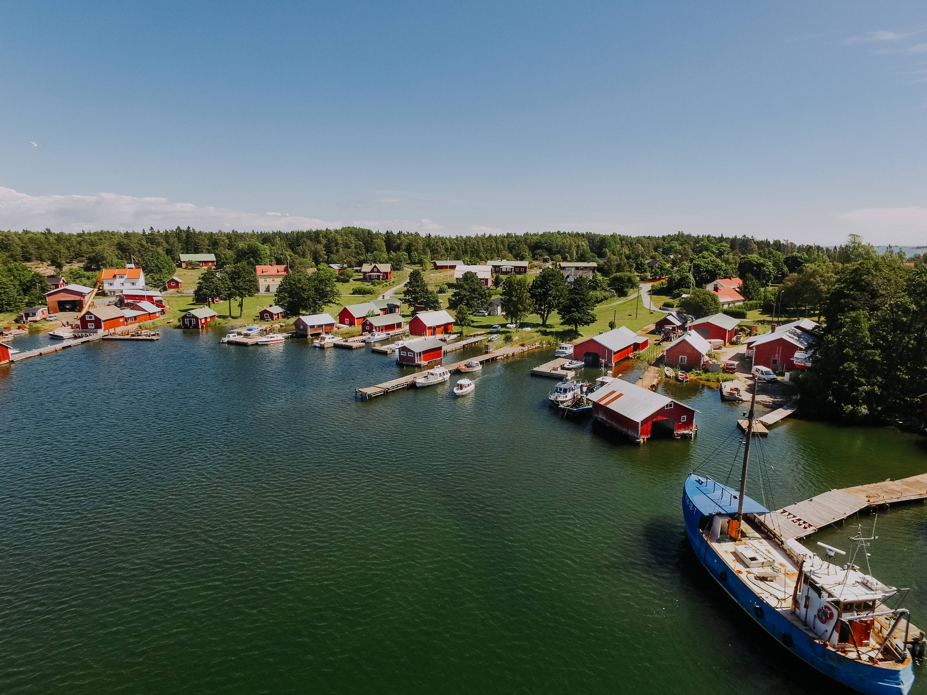 fotografía aérea de un pueblo de madera en el archipiélago finlandés