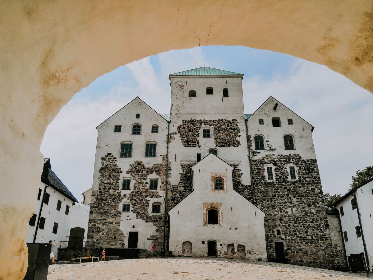 Ein sonniger Tag auf der großen Burg von Turku. - Julia Kivelä