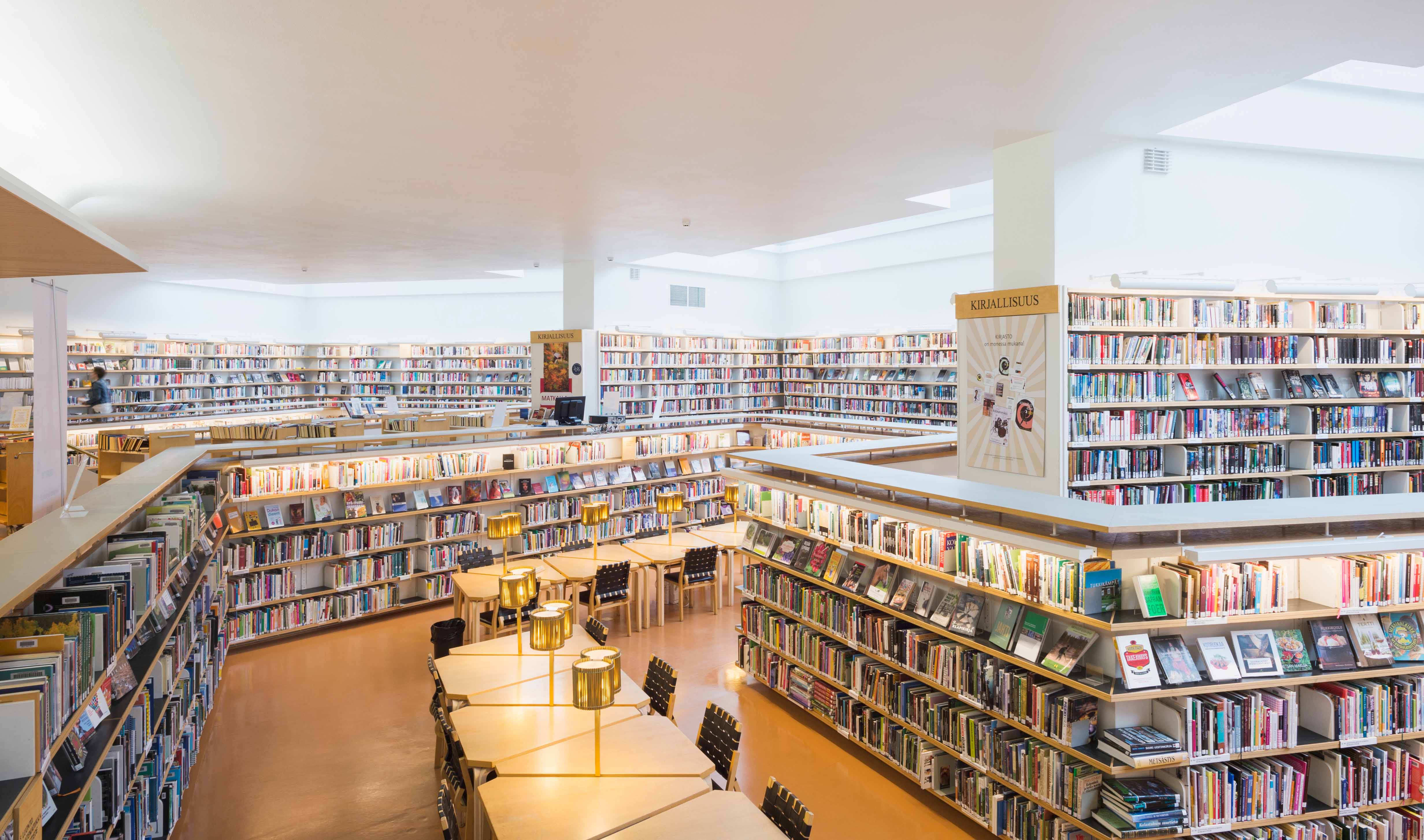 Libri e aree di lettura all'interno della biblioteca di Rovaniemi in Finlandia.