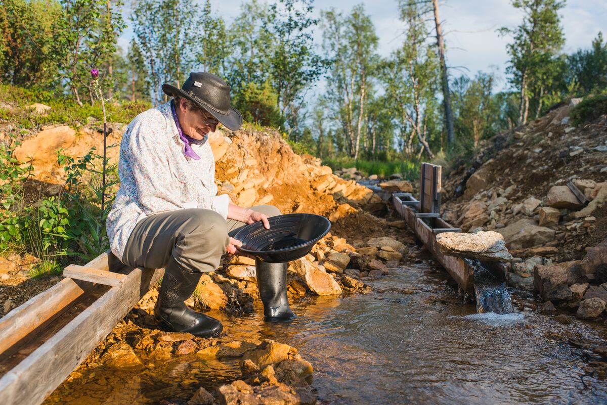 Goldwaschen in einem Fluss in Finnisch-Lappland. - Juho Kuva