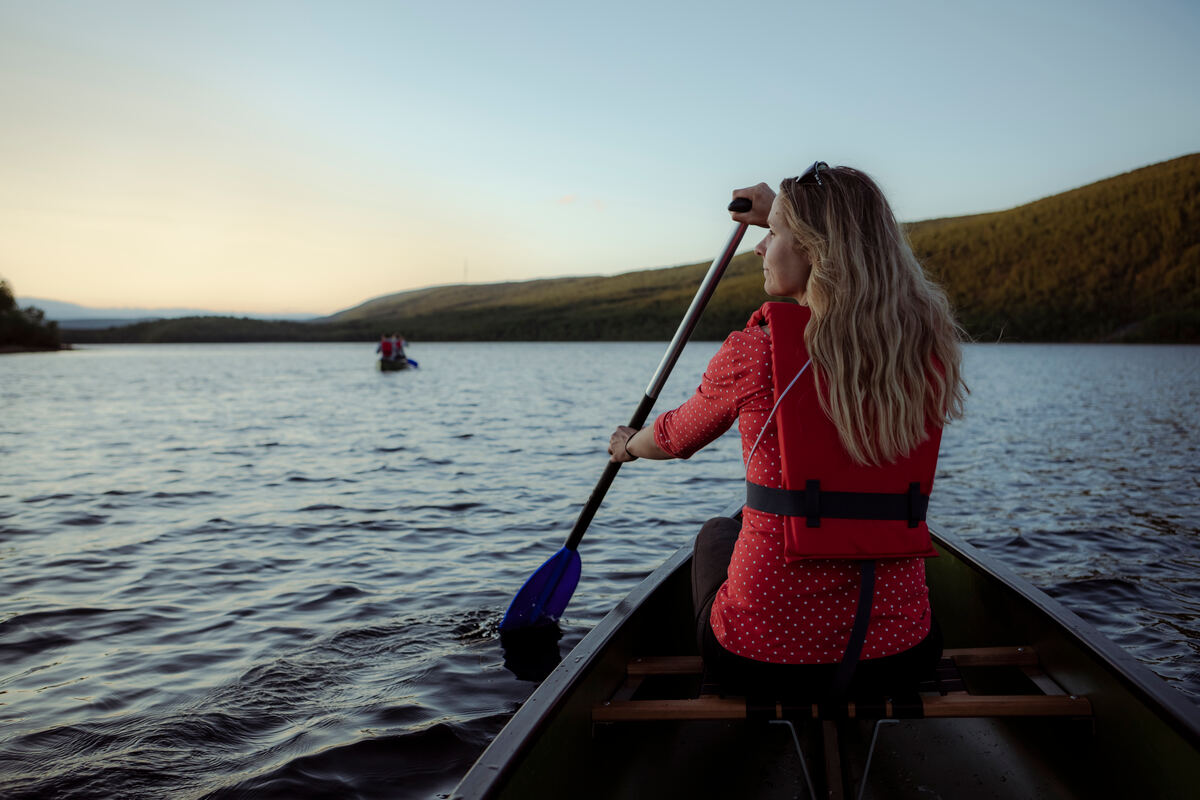 Kajakfahrer auf dem Fluss Teno in Utsjoki, Finnisch-Lappland. - Kota Collective