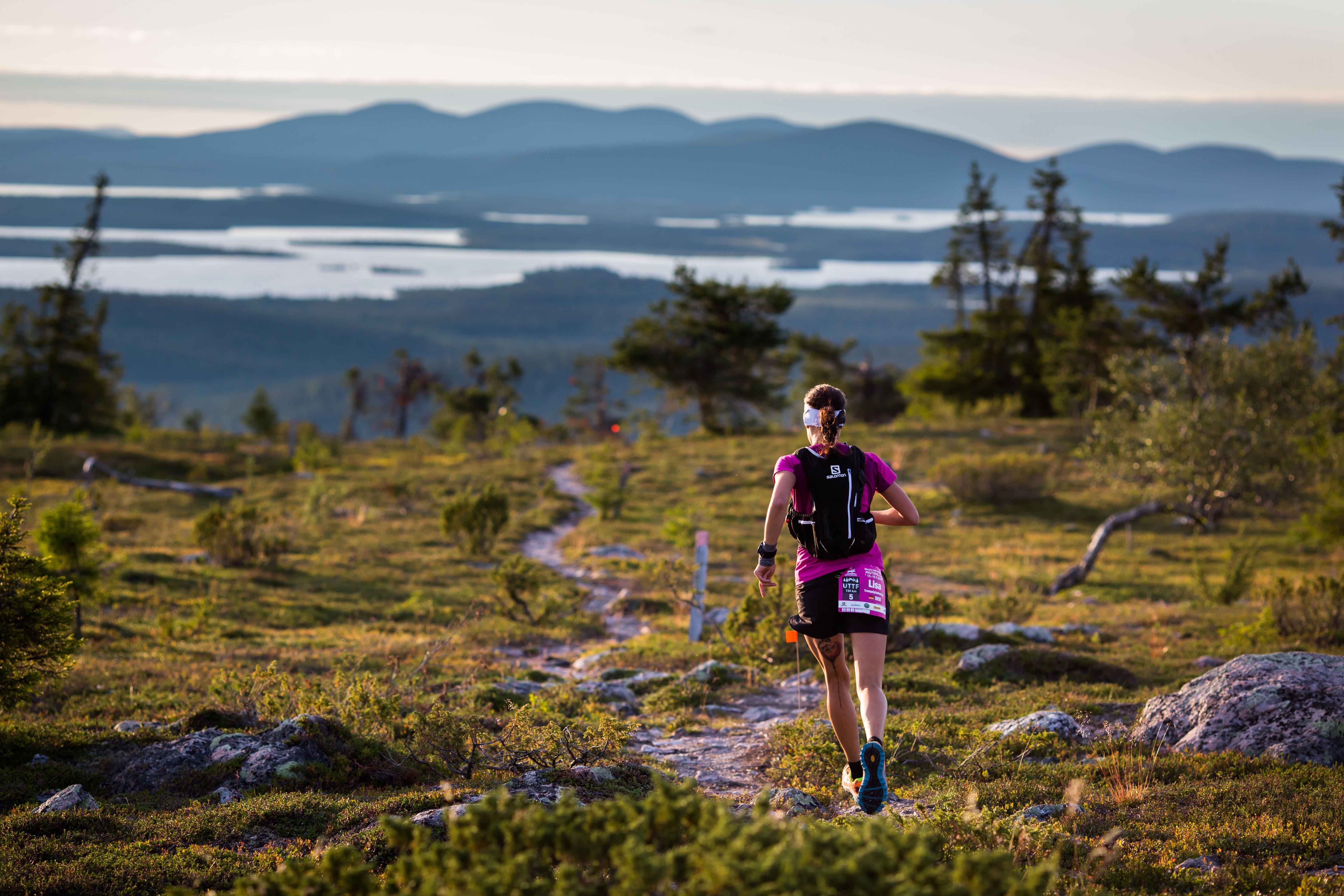 Människa som terränglöper i Lappland på sommaren.