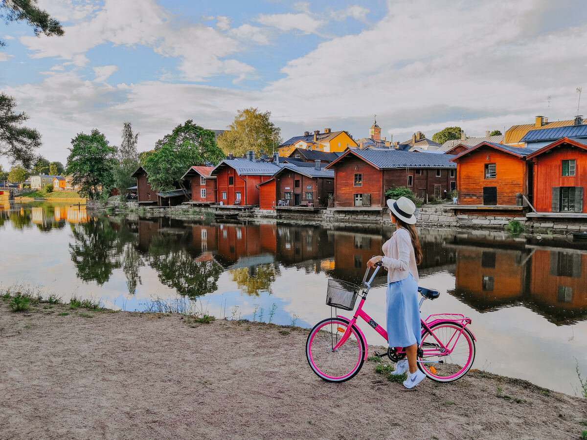 Bunte Holzhäuser säumen das Flussufer im alten Porvoo. - Julia Kivelä