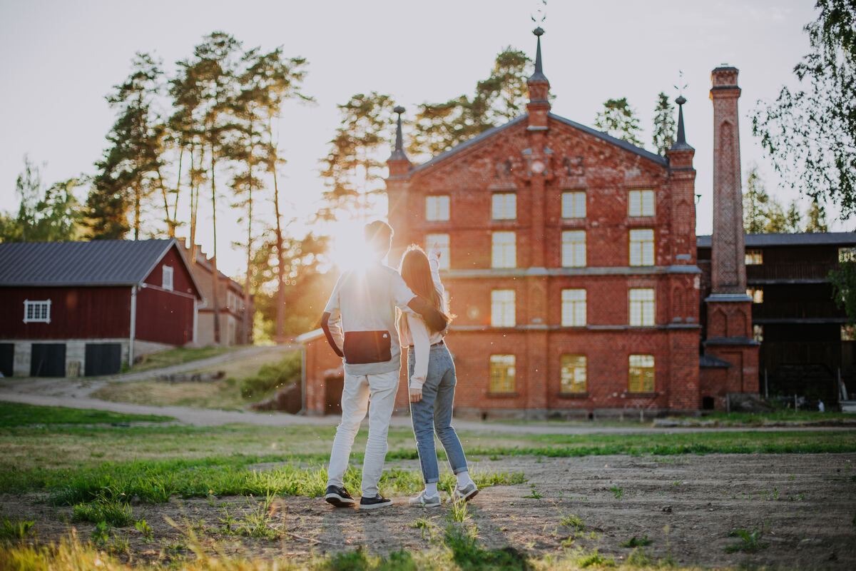 Die sonnenbeschienene Fassade des Fabrikmuseums Verla an einem klaren Tag. - Julia Kivelä