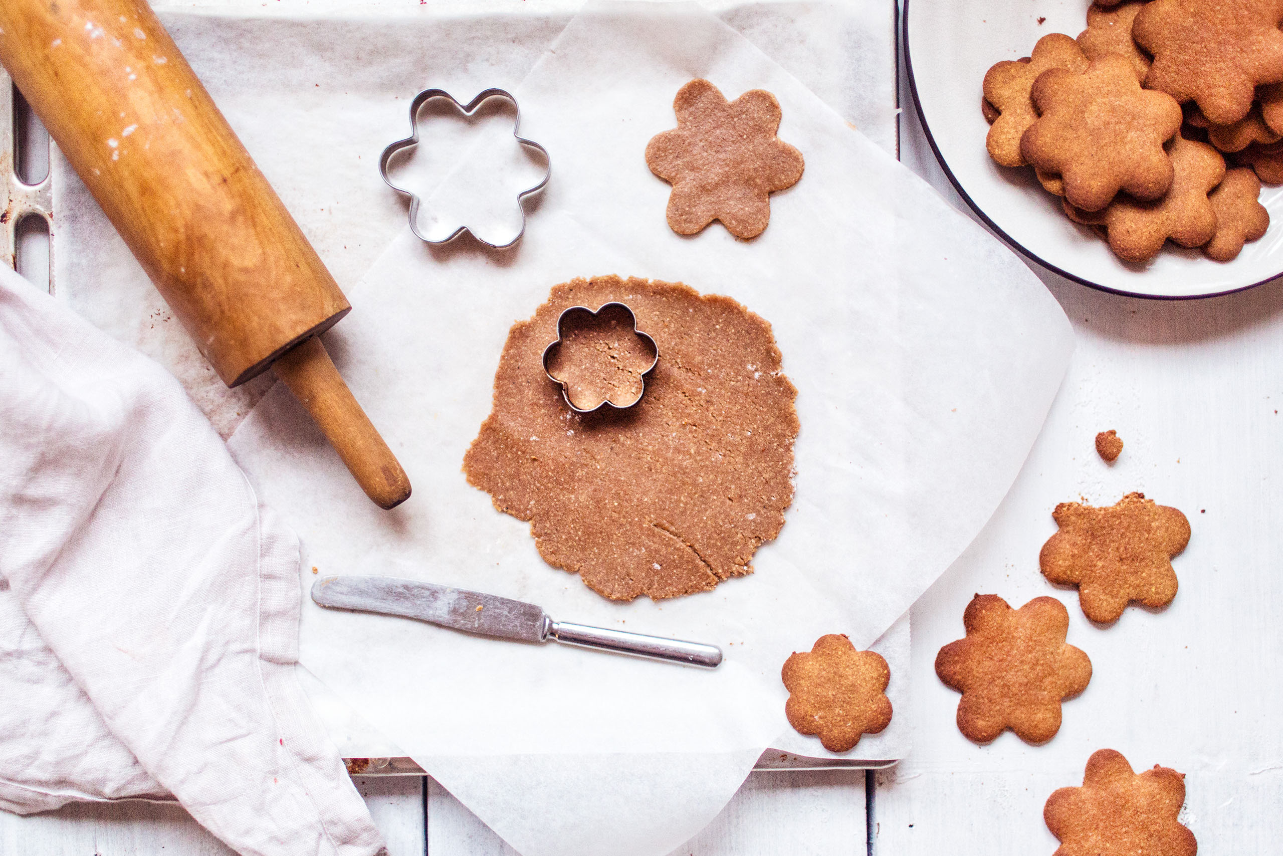 Vorbereitung auf das Backen weihnachtlicher Lebkuchen.