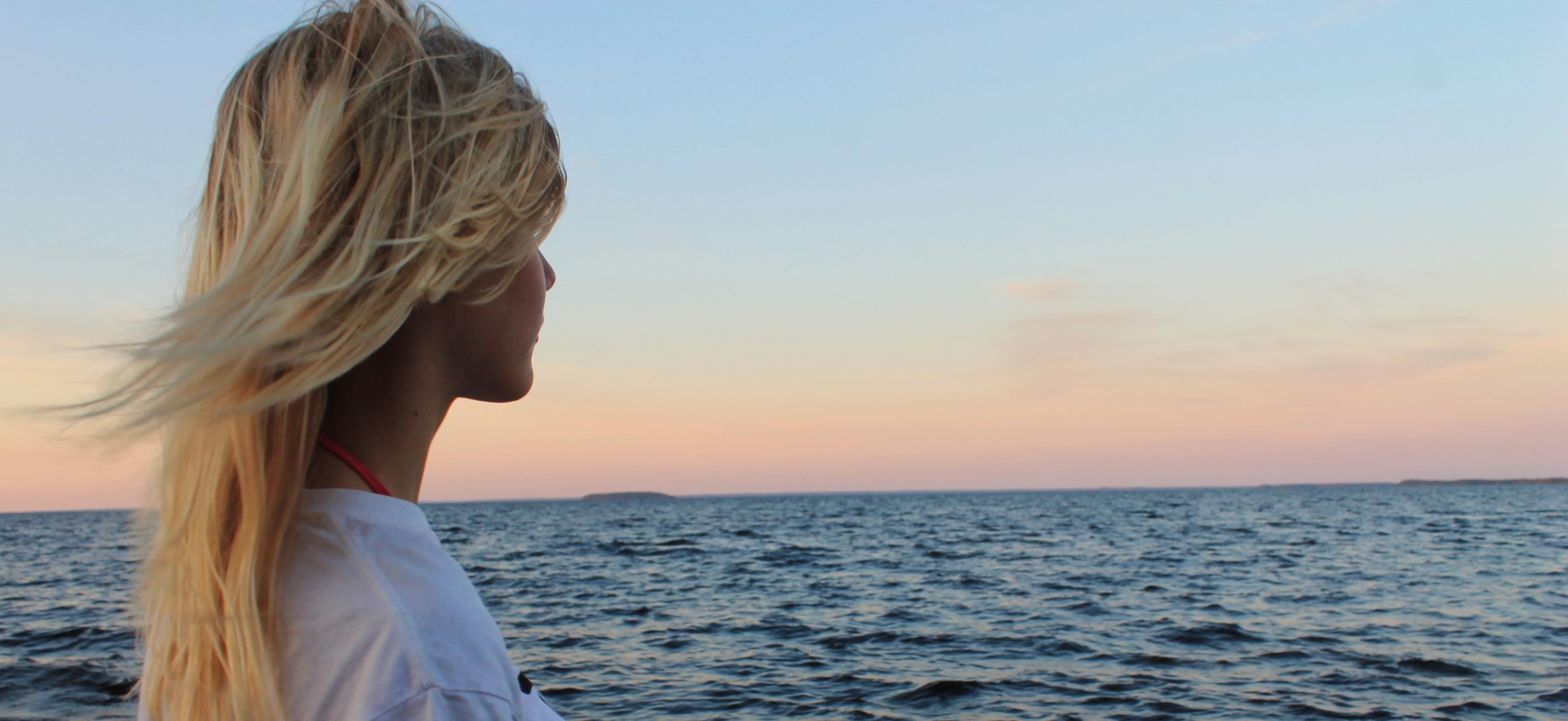 Une femme regarde le lac Oulujärvi, en Finlande.