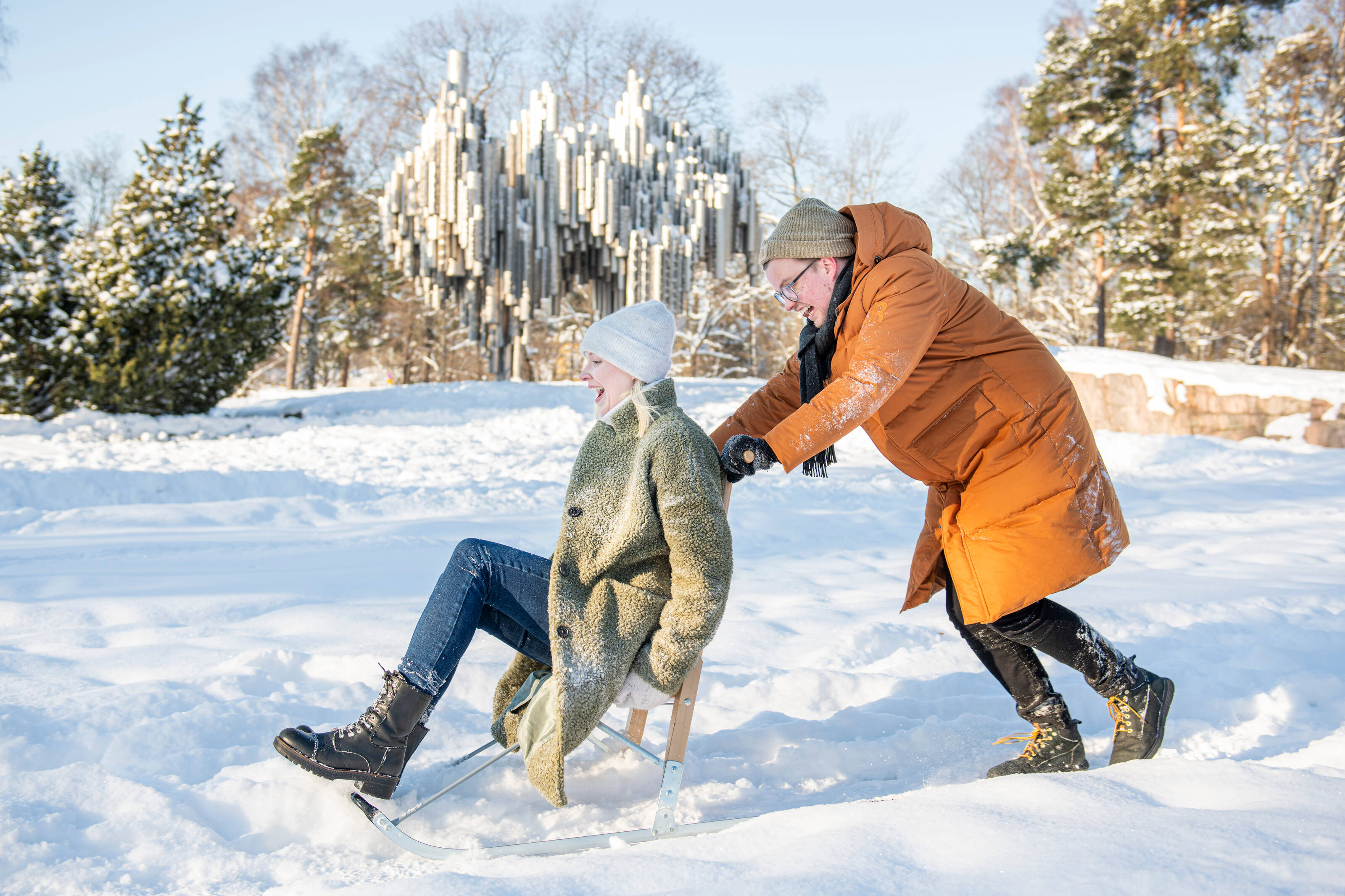 en stadsbild med snöiga gator i Helsingfors