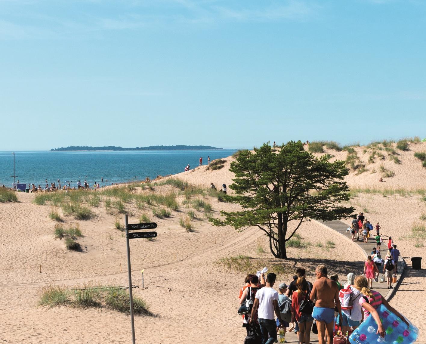 Sanddünen und Menschen am sommerlichen Sandstrand von Yyteri in Finnland