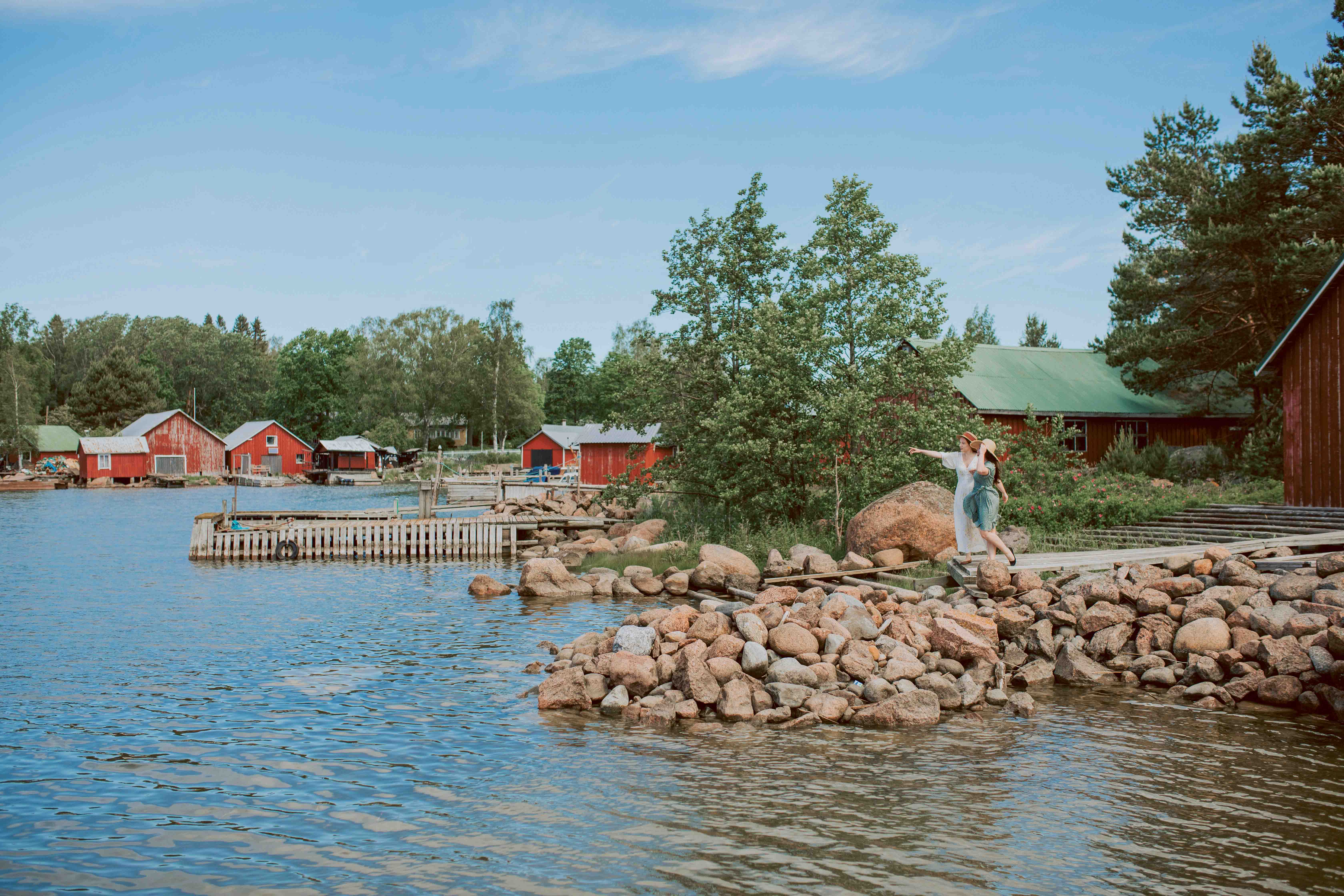 Röda byggnader i ett idylliskt kustsamhälle