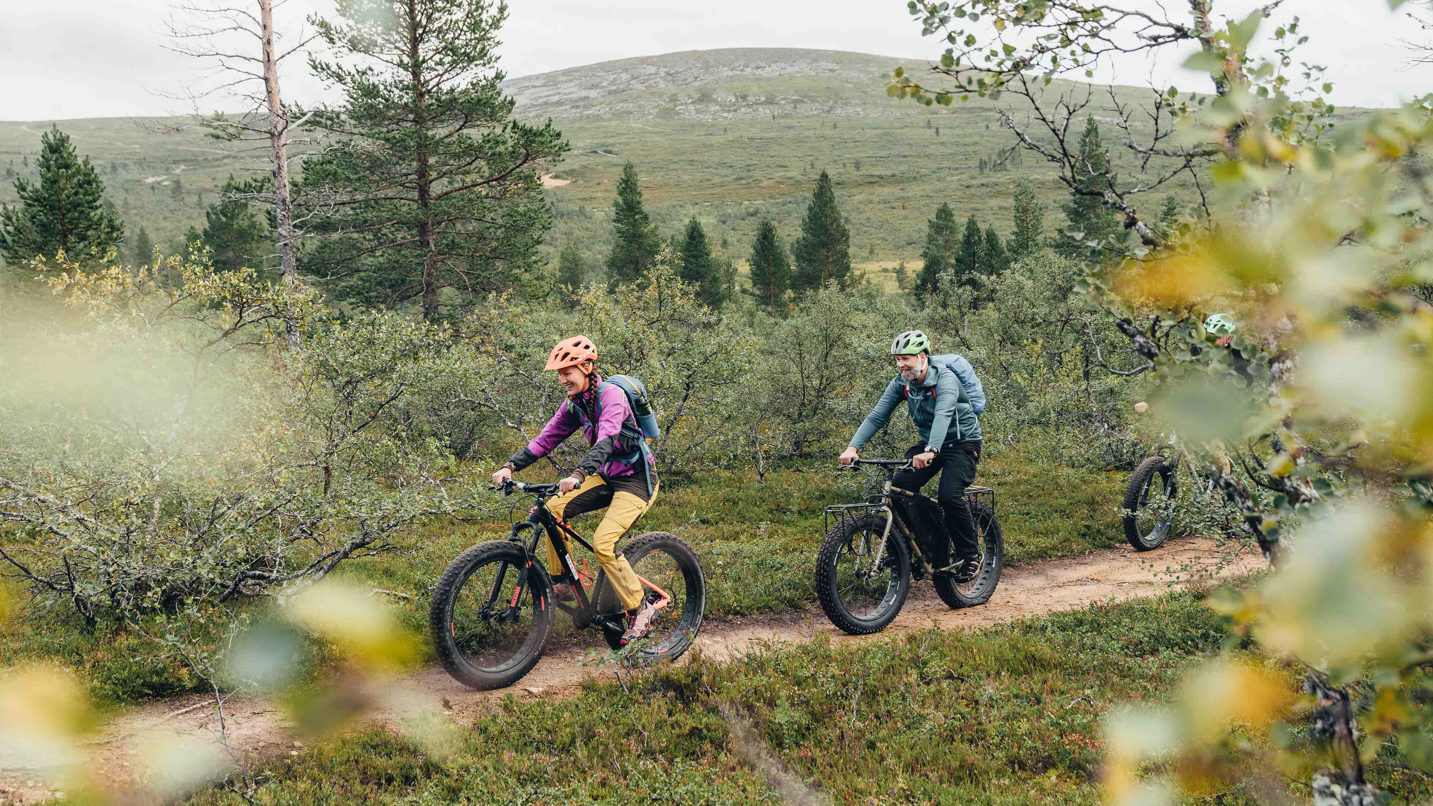 Mehrere Personen auf Mountainbike fahren auf einem Feldweg