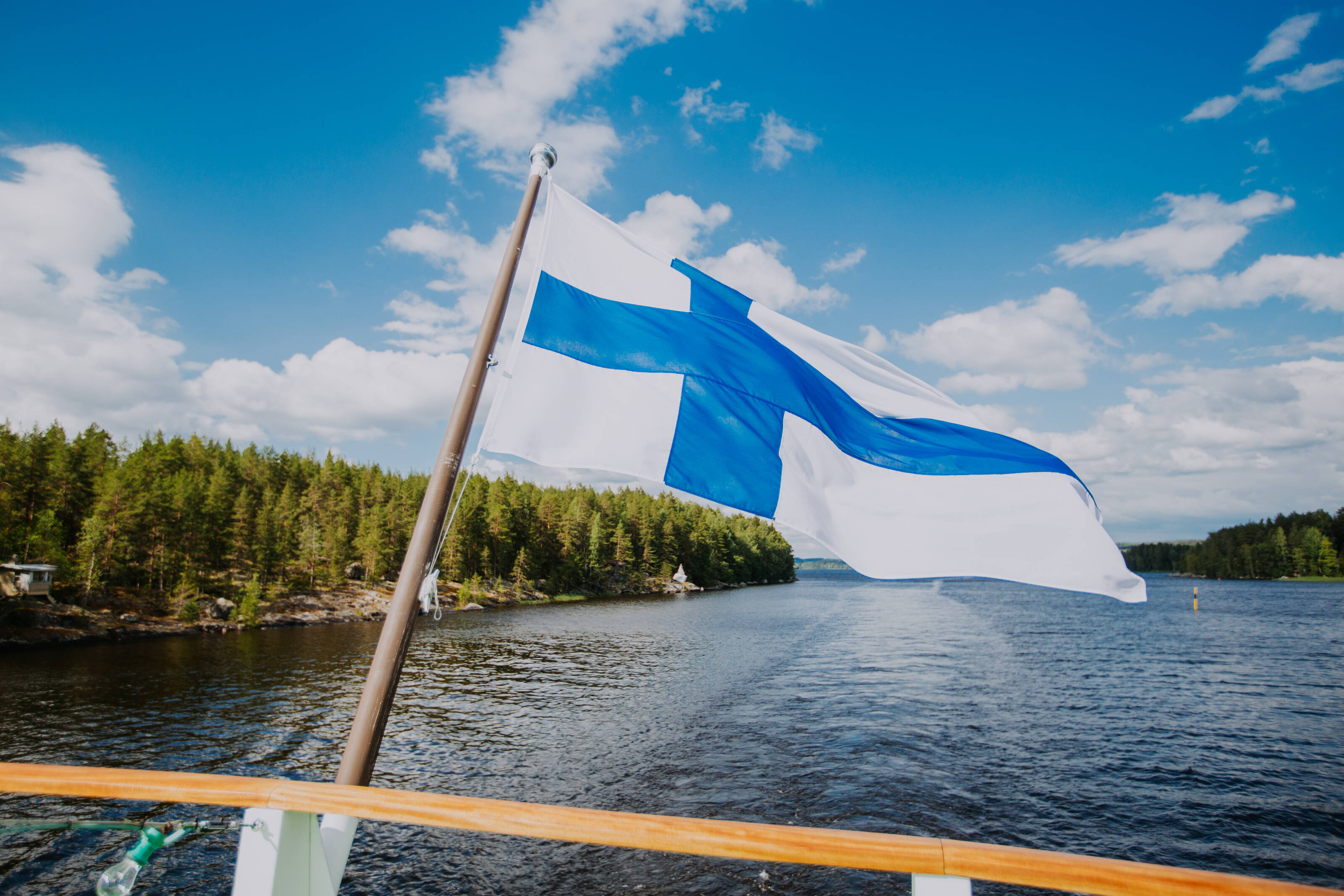 Finnische Flagge auf einem Boot